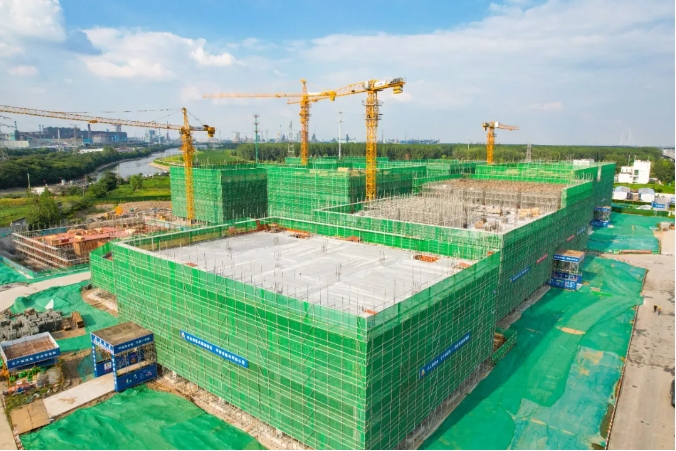 浦仪公路旁，，，，，竖起工业新地标